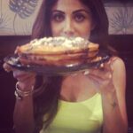 Shilpa Shetty Instagram - What’s a Sunday without a #sundaybinge 🤪HOOOOOOTTTTT gluten free chocolate pancakes( crispy on the edges🥰) drizzled with maple syrup and chocolate sauce .. these Kelories are allowed #kel @chefkelvincheung 😅😂yummmmmyyyy !! #dab courtesy Viaan waiting to attack the stack of pancakes.. in #foodcoma now. #sunday #sweettooth #instasweet #happy #foodporn #dabs #bastian