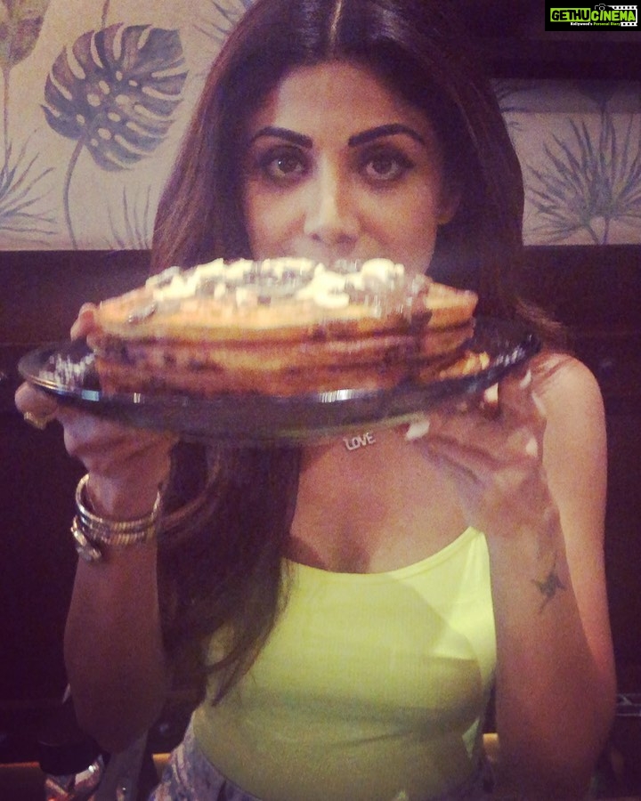Shilpa Shetty Instagram - What’s a Sunday without a #sundaybinge 🤪HOOOOOOTTTTT gluten free chocolate pancakes( crispy on the edges🥰) drizzled with maple syrup and chocolate sauce .. these Kelories are allowed #kel @chefkelvincheung 😅😂yummmmmyyyy !! #dab courtesy Viaan waiting to attack the stack of pancakes.. in #foodcoma now. #sunday #sweettooth #instasweet #happy #foodporn #dabs #bastian