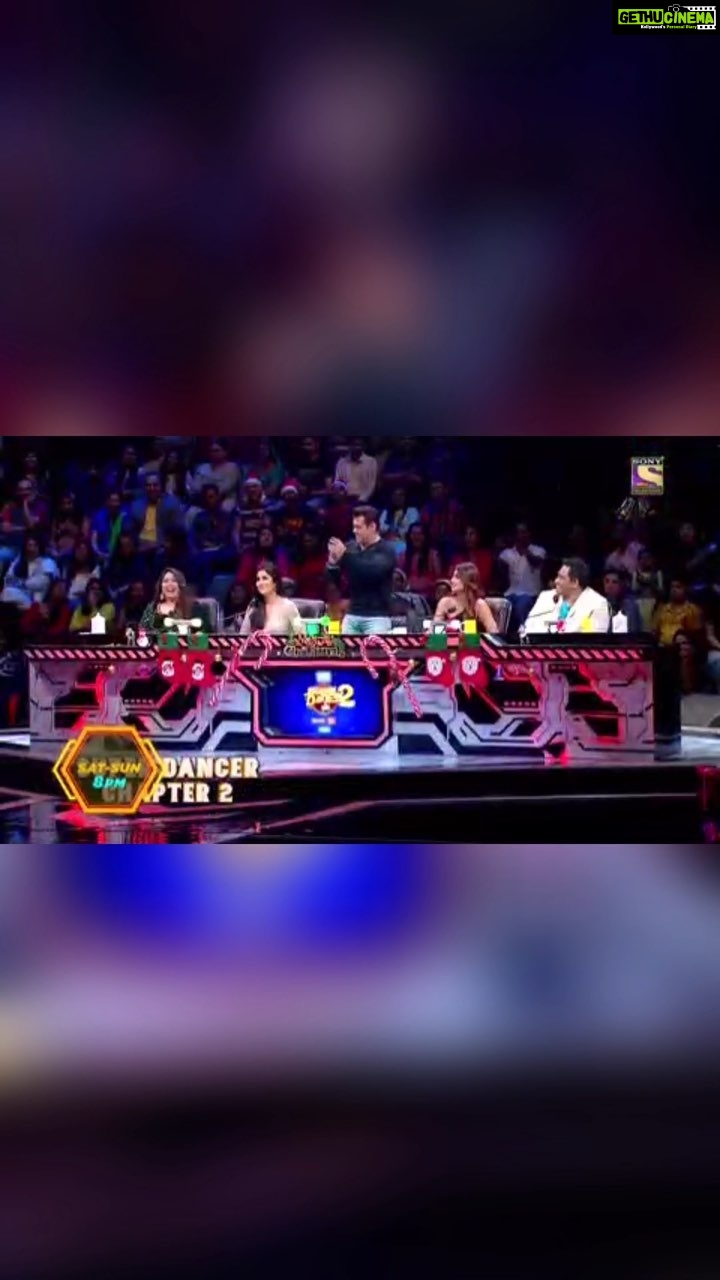Shilpa Shetty Instagram - This is what happens when @beingsalmankhan is in the house and brings the house down with his antics. Uff!! When friends decide to embarrass you🥺🤪🤨🤷🏼♀ @katrinakaif (whose hips don’t lie) only HE could fall asleep when we both danced!!🙄😴😅ha ha ha One of the funniest episodes (even if it was at my cost!!🧐)of Super Dancer Chapter 3 Wishing you both the very best for @bharat_thefilm ... asha karti hoon poora Bharat dekhega. Must watch this Saturday and Sunday only on @sonytv #judgemode #danceshow #hipsdontlie #friendsforever #madness #bharat #superdancerchapter3