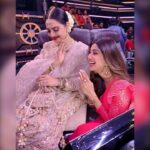 Shilpa Shetty Instagram - Priceless Moments with ..THE one and only... The iconic Rekha Ma... (that’s what I call her) Some past life connection I feel with her. THE Mother of all reinventions, she is a trendsetter, versatile, stylish, childlike,supremely talented and hardworking... She is what legends are made of! Thankyou for inspiring me time and over again. Love you eternally always and forever... more than I can ever express♥️🧿😍😇 You were so amazing on the show. Watch #Rekha (MA) in an “Undekha” avatar, #JashneRekha only on #superdancer chapter 3 tonight at 8pm . Can’t miss it!! Only on @sonytvofficial #legend #diva #tv #judge #memories #surreal #judgemode #dance #style #icon #superdancerchapter3 #realityshow #kidsshow