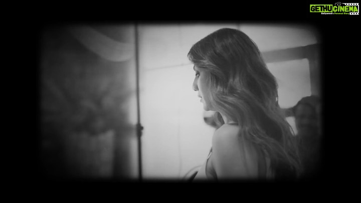 Shilpa Shetty Instagram - Consistency isn’t rocket science, its dedication. It’s been 2 years of consistent hard work, prioritising, perseverance, passion and love that has gone into the Shilpa Shetty app... Thank you to the team that backs me with their consistent hard work, helping me maintain consistent results. A small sneak peek into just one of the days! Only gratitude to you all behind me who hold fort.👏🧿🤗♥️ @digi.osmosis @bethetribe @indianstorytellers @sanjanabatra @mohitrai @thevinodchanna @sairajyoga @luke_coutinho .. just a few.. the list is endless🤦🏻♀️ Last but not the least @rajkundra9 without you nothing would fly.. not even me! 🤗♥️ Available exclusively on the App Store. We will be available on Android, June onwards. #SwasthRahoMastRaho #SSApp #consistency #hardwork #health #fitness #motivatiom #team #bts #teamwork #shootday #workmode
