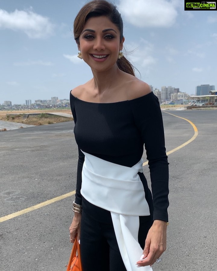 Shilpa Shetty Instagram - Happy #akshaytritiya #ramadankareem... Good times begin Launched the #shilpashetty app yesterday and on this auspicious day we are No1 topping the #healthandwellness charts πππ§Ώπ Please download the app from the #apple AppStore itβs for MEN and WOMEN , young and old. Please spread word and health . High on your love instafam... off I go now.. flying higher ..to another destination π
#gratitude #ssapp #love #health #wellness #flying #flyhigh #allinadayswork #launch #simplesoulful #swasthrahomastraho #yogagirl