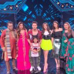 Shilpa Shetty Instagram – What an amazing day it’s been, shot such an exciting episode for #superdancer with @tigerjackieshroff @ananyapanday @tarasutaria  these students from #soty2 and ( a student who bunked school 😅) my little star #viaanrajkundra who showed off his antics proudly to his idol #tigershroff ..My heart swelled with pride. Now I know the feeling of those parents seeing their children perform on that stage !😥😓😨 What a day! 🧿😇
#gratitude #memories #idol #love #mothersonlove #kids #tvshow #dance #pride