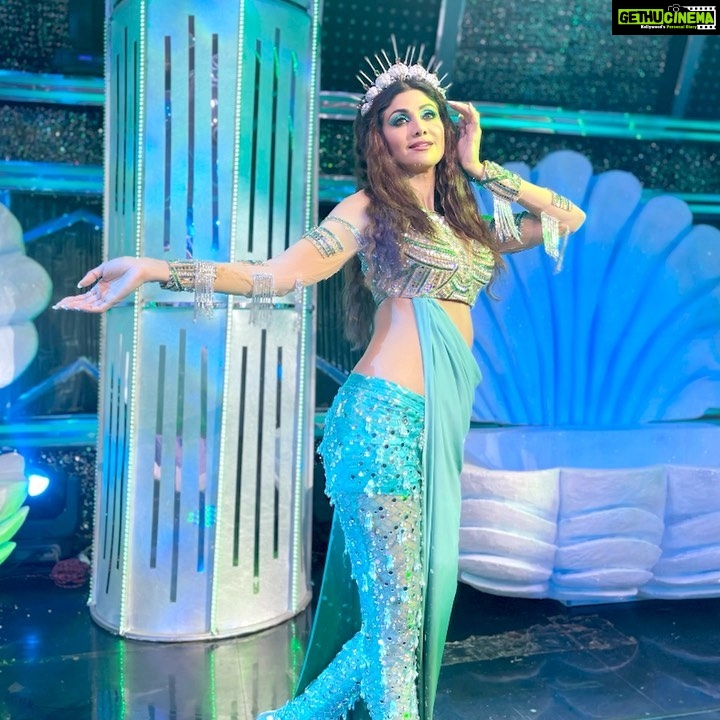 Shilpa Shetty Instagram - #SuperDancerChapter4 Ka safar raha hai damdaar, 💥 Khoob manaaya hum sabne #NachpanKaTyohaar!🥳 Ab tak thi journey work-in-progress,💃🏻 Lekin banaa diye gaye hum Water Goddess!👸🏻 Performance mein dekho toh baarish ka paani kaafi hai,☔️ Bhuliyega nahin, #SuperFinale abhi baaqi hai!🥰 ~ Saturday, October 9th at 8:00 pm only on @sonytvofficial! . . . . #gratitude #blessed