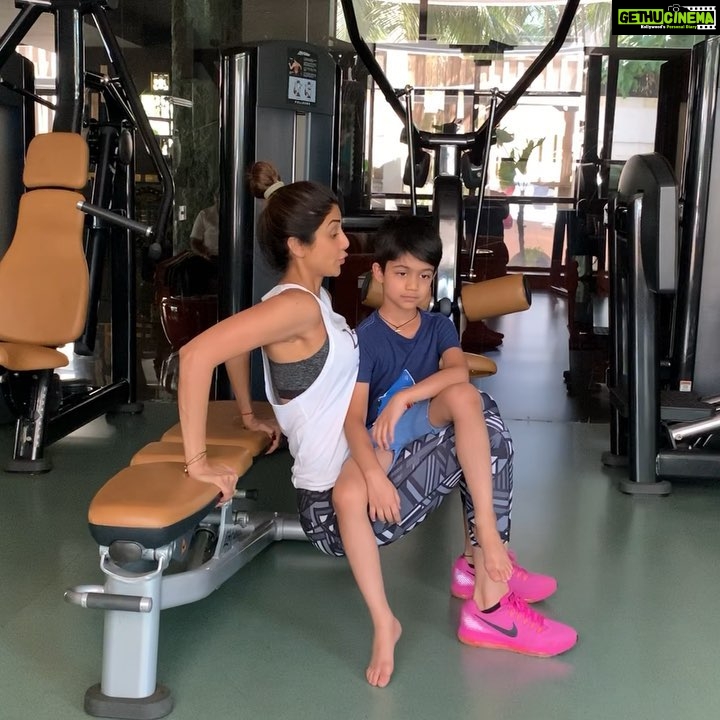 Shilpa Shetty Instagram - Partner workout day, #Tricepdips with weights (#viaanrajkundra). Need more muscle and strength than you think to handle kids especially boys.. Ufff!!( All the moms out there will know what I mean๐
)๐ช๐งฟ ๐ง๐พโโ๏ธ But lovvvveee every bit ๐โฅ๏ธ #gymmotivation #wednesdaymotivation #holiday #workoutmotivation #sonday #training #partnerworkout #mommyandson #gymfun #love #unconditionallove #gratitude