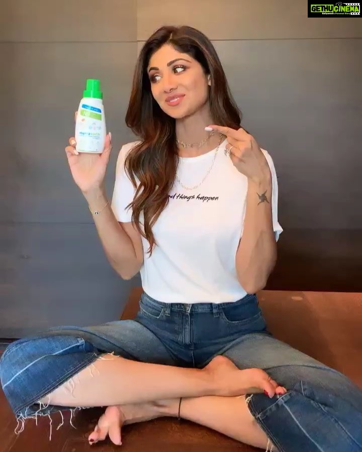 Shilpa Shetty Instagram - Did you know what remains in touch with your kids skin even more than you? Their clothes! Hence it's important that these clothes don't cause them allergies due to chemical residues. We at @mamaearth.in know this and hence have developed a plant based laundry detergent with natural bio enzymes, neem and tulsi. This is extremely gentle on the skin but very tough on stains. Starting just Rs. 199 available at mamaearth.in, @firstcryindia and @amazondotin. #natural #mommymode #plantbased #mamaearth #organic