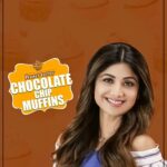 Shilpa Shetty Instagram - Today I felt like having a muffin but it’s not Sunday yet... But now you can binge and fulfill your cravings with these healthy Peanut Butter Chocolate Chip Muffins, using almond flour, unsweetened chocolate chips and peanut butter. This recipe is one which can be eaten for breakfast, tea time and can be packed in tiffins for your kids... they will surely love it! Let me know how you like these yummy and healthy muffins. Enjoy! #SwasthRahoMastRaho #TastyThursday #muffins #norefinedsugar #healthy