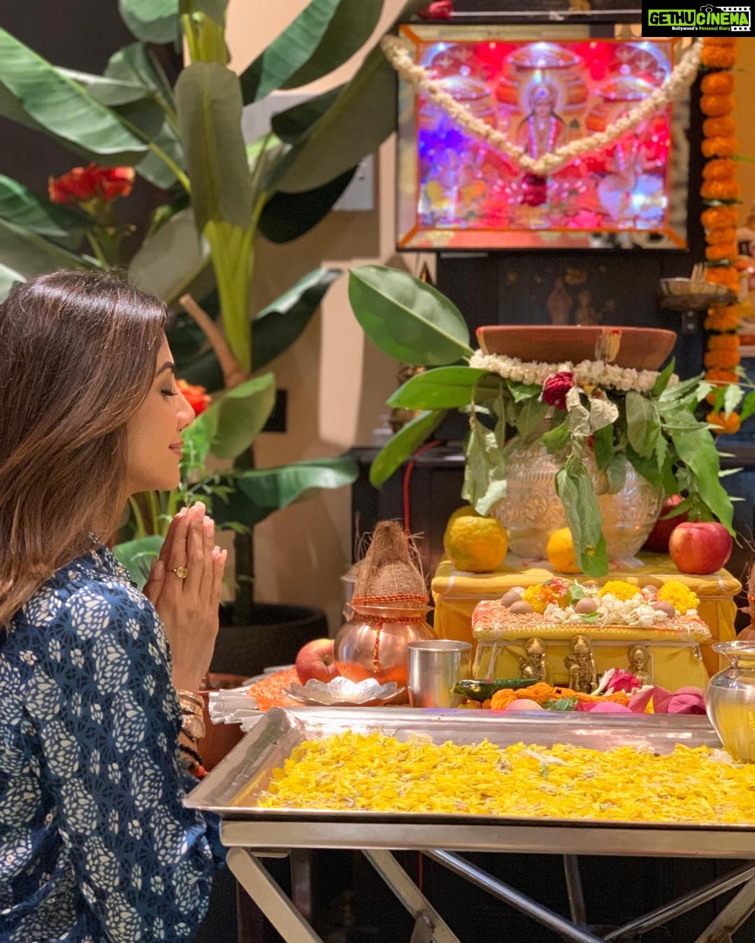 Shilpa Shetty Instagram - Wishing all my #instafam a very happy #gudipadwa #ugadi and #chaitranavratri. Ushering in new beginnings for us all with positivity and prayers for prosperity, happiness and success. 🙏♥️🧿 #newbeginnings #newyear #festival #prayer #celebrations #prosperity #festive #newstart #gratitude
