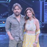 Shilpa Shetty Instagram - My Mangalore connection . #Anjali was so happy to be reunited with her #Dev after so many years♥️😝🤗 @suniel.shetty was soooo much fun having you on the sets of #superdancerchapter3 . You are such a STAR⭐️ then , now and forever .. #friends #forever #hero #dhadkan #hit #moments #nostalgia #superdancer #sonytv #tv