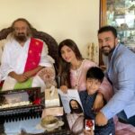 Shilpa Shetty Instagram - Perfect Sunday afternoon , in the divine presence of @srisriravishankar at the @artofliving ashram . Soaking in your spiritual aura and grace 😇Feel a renewed sense of energy .Thankyou for bestowing your blessings on my family . Jai Gurudev ♥️🙏 #artofliving #gurudev #gratitude #breathe #yoga #life #love #spirituality