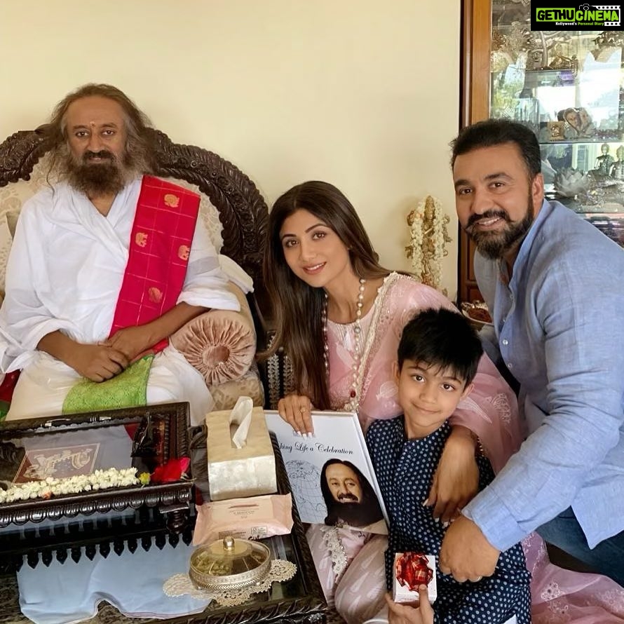 Shilpa Shetty Instagram - Perfect Sunday afternoon , in the divine presence of @srisriravishankar at the @artofliving ashram . Soaking in your spiritual aura and grace 😇Feel a renewed sense of energy .Thankyou for bestowing your blessings on my family . Jai Gurudev ♥️🙏 #artofliving #gurudev #gratitude #breathe #yoga #life #love #spirituality
