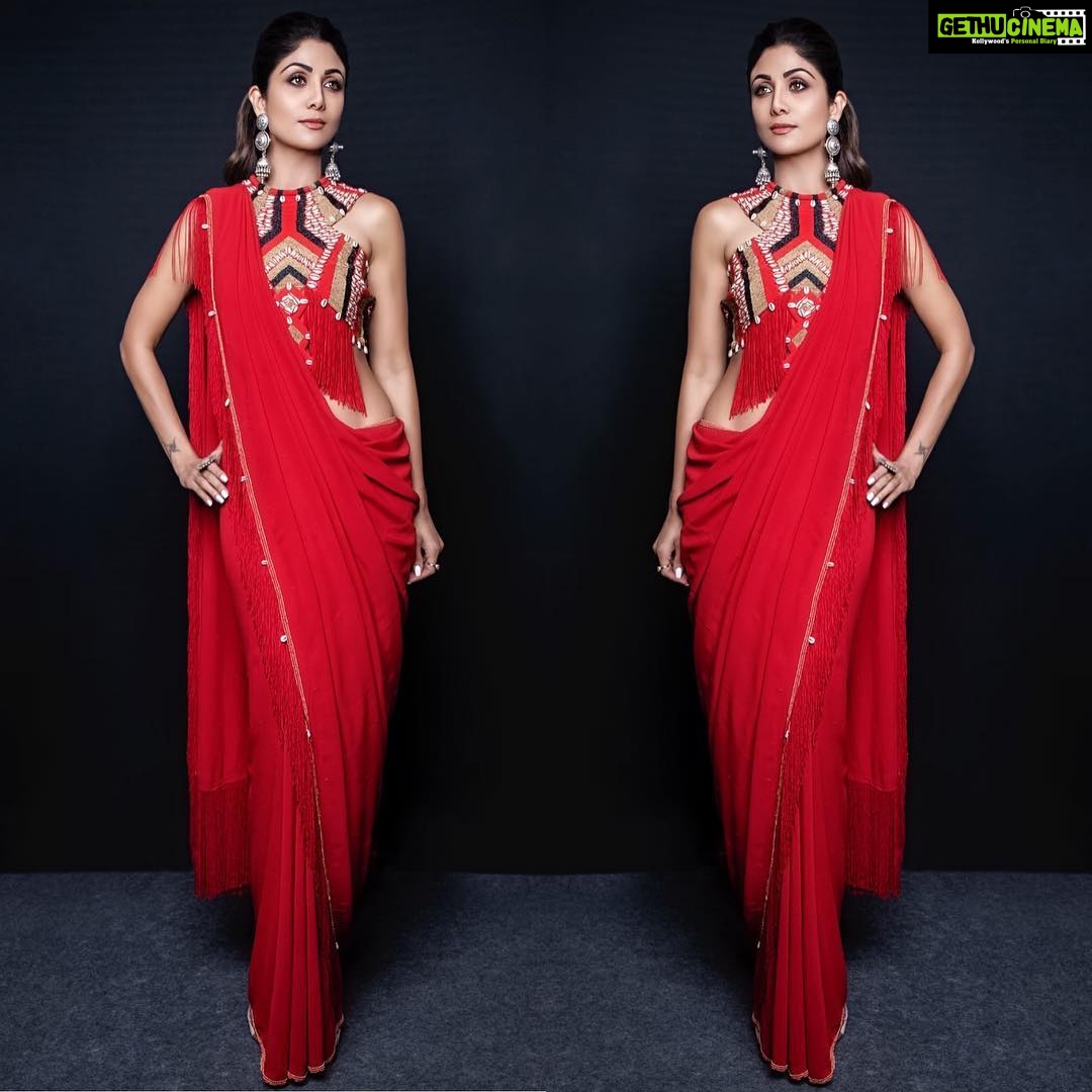 Shilpa Shetty Instagram - Monday Reds! All set for the Shaadi Special for Super Dancer 3 Wearing: @surilyg Earrings and ring: @sangeetaboochra @minerali_store Shoes: @oceedeeshoes Styled by: @sanjanabatra Assisted by: @shikha_14 Makeup: @ajayshelarmakeupartist Hair: @sheetal_f_khan Photograph: @khushghulati Managed by: @bethetribe . #superdancerchapter3 #judge #dance #dancer #television #show #red #redhot #ethnic #boho #tribal #indowestern #sareenotsorry #ootd #lotd