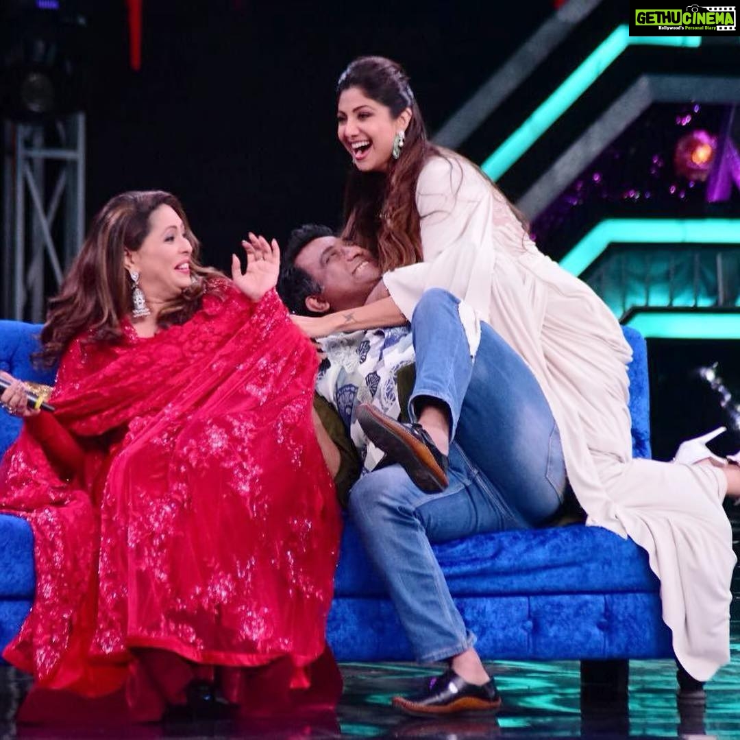 Shilpa Shetty Instagram - This picture/moment describes our relationship..no pretences,all heart, laughs and how much you both trouble me 👹🤦🏻♀️I wanna throttle you #dada for the pranks you ( both) play on me. This one was the pits ( Can’t even ....)🤯🤪🤦🏻♀️Uff !!!it’s for all to see this Saturday on #superdancer . @geeta_kapurofficial some things I can’t describe, that’s my bond with you , like ..Stupendofantabulouslyfantasmagoricalymagical😅😂🤗Love you both.ThankGod for our madness 😂🤣I look forward to our days and more memories together.🤗 Thanks @tranjeet @sonytvofficial #ashish @rithvik_d @iamparitoshtripathi ...for this team that’s become family ( No this is not an ad nor is it the end😛) Sometimes u must express what you feel😇♥️🧿 so jusssss saying ... #superdancer #love #gratitude #happiness #dance #mad #judges #friends #forlife #cray #instapic