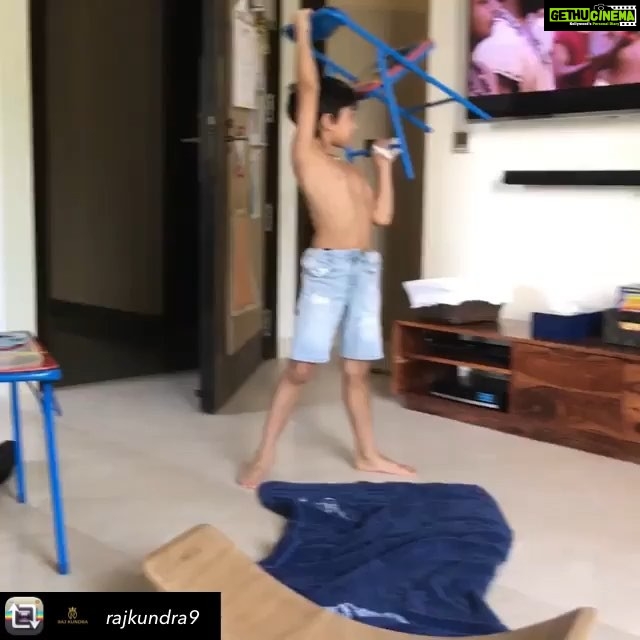 Shilpa Shetty Instagram - Saturday Shenanigans🤦🏻♀😂😝 Dunno where he’s learning all this from @rajkundra9, considering he hasn’t watched this movie!!! Is this what they call #genes😱Yeh vichitra maya...The background score is so apt matches my thought process 😅The funny thing is seeing him trying to #lipsync even when he doesnt know the song 😂🤣 My #babybali...🧿🧿🧿🧿 #saturday #son #genes #sonlove #gratitude #sonlove #mommywoes .............. Repost from @rajkundra9 Move over #bahubali here comes #Chairbali 😂 @viaanrajkundra I wonder where he gets his acting keedha from @theshilpashetty hmmmm can’t stop laughing at this! #family #laughter #love #joys #life #bond #fatherson #son #action #hero #actor #genes