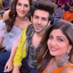 Shilpa Shetty Instagram - Such a cracker of an #episode ( Sunday) with the pretty @kritisanon who’s as sweet as a Barfi 💖and #KA @kartikaaryan who’s an absolute charmer 🔥and the #badshah of #monologue . Wishing you guys the very best .. can’t wait to see #lukachuppi .🤗💪♥️🧿🎉 #entertainment #fun #movie #latest #friends #rotfl