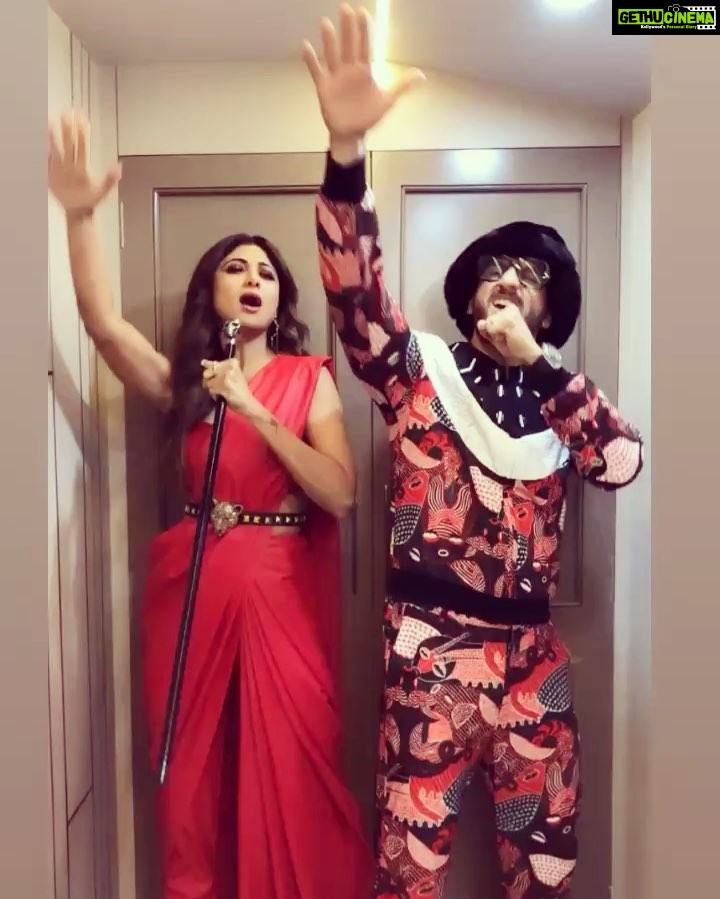 Shilpa Shetty Instagram - Jamming with the #gullyboy on the sets of #superdancer 😬😅Thanks for teaching me HOW to #rap @ranveersingh. You are skyrocketing towards success and after such a great year was heartening to still see you be humble and get so emotional after the act ...and what you said baring your soul moved us all to tears🤗♥️Stay the rockstar you are and keep inspiring.. Can’t wait to watch #gullyboy am sure you and @aliaabhatt will be faaab and will be a huggggee success.😬 👍🔥 #apnatimeayega #hero #goodsoul #danceshow #sonytv #emotional #epic
