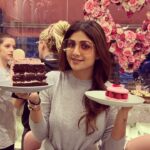 Shilpa Shetty Instagram – First Sunday binge of 2019 at the very popular #elancafe in London, sipping my #beetrootlatte( unusual but amaze) and spoilt for choice with dessert.. on the menu was #chocolatecherrycake  a humongous piece that 3 of us couldn’t finish it🙀 a monstrous #raspberrymacaroon and #triplechocolatemousse ..
In #foodcoma can’t have dessert for atleast 2 weeks after this..I’ve realised there’s no better way to bring people together than dessert, what a fun time we had @deepshikhadeshmukh , and @rajivadatia dessert is for Sunday’s ONLY 😂🤪not everyday .. that’s why it’s  #sundaybinge 🤗
#friends #funtimes #londondiaries #live #gratitude #sundaybinge  #healthylifestyle #sweettooth #dessert #instagood Èlan Cafe