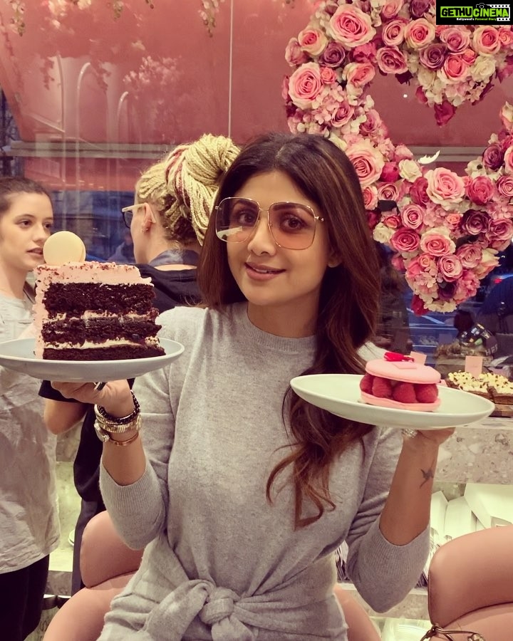 Shilpa Shetty Instagram - First Sunday binge of 2019 at the very popular #elancafe in London, sipping my #beetrootlatte( unusual but amaze) and spoilt for choice with dessert.. on the menu was #chocolatecherrycake a humongous piece that 3 of us couldn’t finish it🙀 a monstrous #raspberrymacaroon and #triplechocolatemousse .. In #foodcoma can’t have dessert for atleast 2 weeks after this..I’ve realised there’s no better way to bring people together than dessert, what a fun time we had @deepshikhadeshmukh , and @rajivadatia dessert is for Sunday’s ONLY 😂🤪not everyday .. that’s why it’s #sundaybinge 🤗 #friends #funtimes #londondiaries #live #gratitude #sundaybinge #healthylifestyle #sweettooth #dessert #instagood Èlan Cafe