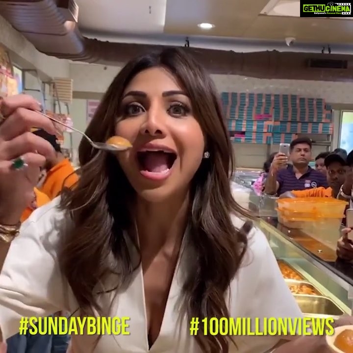 Shilpa Shetty Instagram - Happppppyyyy New year my Instafam... Wishing you all this Sweetness and more as we embark on a brand New Year. Thankyou for all the love/likes... OVER A 100 MILLION VIEWS ON #SUNDAYBINGE !!π₯³π¬ππ€π Hereβs to a Glorious 2019 filled with Love, Gratitude, Positivity and Peace. #Newyear #2019 #gratitude #100millionviews #happiness #instafam #instagood #sweetbeginnings