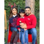 Shilpa Shetty Instagram - Merry Christmas Instafam... Wishing you all loads of peace , joy and love .. Love The Kundra Family 😬🧿♥️ #gratitude #christmaswishes #love #familytime #londondiaries