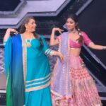 Shilpa Shetty Instagram - This is what we call “Stupendofantabulouslyfantasmagoricallymagical”! @geeta_kapurofficial 😘😆💃🏻❤️ Manike Mage Hithe✨ . . . . #SuperDancerChapter4 #NachpanKaTyohaar #ManikeMageHithe #reelsvideo #reeitfeelit #reelkarofeelkaro #instagramreels #instareels #reels #reelsinstagram #reelsofinstagram