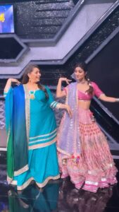 Shilpa Shetty Instagram - This is what we call “Stupendofantabulouslyfantasmagoricallymagical”! @geeta_kapurofficial 😘😆💃🏻❤️
Manike Mage Hithe✨
.
.
.
.
#SuperDancerChapter4 #NachpanKaTyohaar #ManikeMageHithe #reelsvideo #reeitfeelit #reelkarofeelkaro #instagramreels #instareels #reels #reelsinstagram #reelsofinstagram