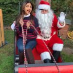 Shilpa Shetty Instagram - Santa and Basanti ...Riding on a one horse sleigh ... Jingle Bells Jingle bells 🔔 🎵 🎶 Chal Dhanno 😂😂😂🤣🤣 #christmas #santa #jinglebells #home #londondiaries #christmasspirit #gratitude #familytime