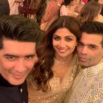 Shilpa Shetty Instagram – Laughs galore 😂🤗 @manishmalhotra05 @karanjohar @officialraveenatandon @priya_tanna 🤗🤪 #aboutlastnight #friends #fun #memories