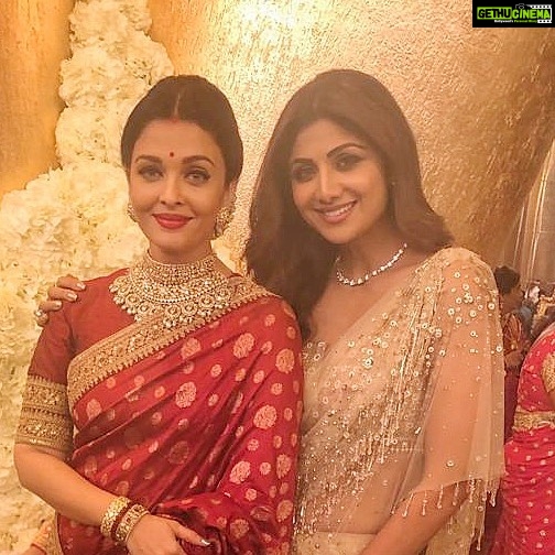 Shilpa Shetty Instagram - My #bunt sister from another mother @aishwaryaraibachchan_arb 🤗 Ps: The Highlight of the night was getting tips on how to pose from our lil #Aaradhya 😅😂♥️🧿🤗 #adorable #friends #gratitude #aboutlastnight #cute #memories