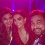 Shilpa Shetty Instagram - Soooooo happy for you @deepikapadukone and @ranveersingh ..You are made for each other ♥️Stay happy and blessed always 🧿🤗 Was an #epic night 💃🏽💃🏽 #aboutlastnight #celebration #friends #smiles