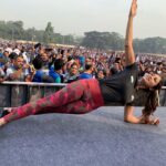 Shilpa Shetty Instagram - ...And the current “Guinness world record” title holder for the most people( 2353 people with nearly 3000 people participating ) doing the #Plank is now with India ( formerly held by China with 1780 people) . Thankyou #BajajAllianzLifePlankathon for making me part of this initiative and putting India on the Global fitness map. 🇮🇳 💪What a faaab crowd you’ve been Pune👍👏 #36secplankchallenge #GWR #fitnessgoals #lifegoals #energy #pune #AFMC #gratitude #plank #fitnessgirl #fitnessmotivation #getfit #swasthrahomastraho
