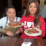 Shilpa Shetty Instagram - On Sunday’s I’m on a “HAPPY DIET” , I eat things that only make me happy😬😍🥶 @chefkelvincheung spoiling me with a chocolate #overdose...melting #chocolateveloute and #chocolatepancakes .Yummmmmm I’m in #chocolateheaven .. big hug chef 🤗 #Bastian Rocks #sundaybinge #missionaccomplished #instadessert #chocolatelove #sweetooth #happy #happyeating #happydiet