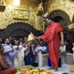 Shilpa Shetty Instagram - Thankyou my SAI ....for everything 🙏Faith and Patience is the essence and you have taught me that.. Bowing my head in obeisance knowing that my family and I are always protected... 😇🙏 celebrating 100 yrs of #saisamadhi ..today is a Thursday, Sai darshan straight from Shirdi for my instafam 😬🙏#shraddhaaursaburi #gratitude #love #unconditionallove #believe #surrender #happy #devotion #positivity #family #shirdi #saibaba