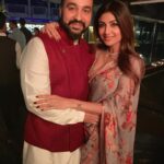 Shilpa Shetty Instagram - Wishing my Instafam a very Happy Diwali and a cracking New year filled with laughter, success and great health.. Sending you hugs filled with warmth and positivity and wishing you miles of smiles..😬💖🤗 With gratitude The Kundra’s #celebration #seasonsgreetings #instafam #happiness #festive