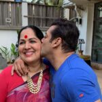 Shilpa Shetty Instagram - The pic of the night or should I say day! Don’t know when the sun had risen 😴This one pic speaks a thousand words. @sunandashetty10 and @beingsalmankhan.. #kissoflove . Here’s to our 25 years 5 days, 4hrs and 3secs of friendship 😅😂🤣@mushtaqshiekh only you will get that joke. They say for 50 enemies you have that 1 friend.. @beingsalmankhan you alone are enough for a 100 🤗 #gratitude #nostalgia #friendsforever #unconditionallove #blessed #cray #oldtimes #aboutlastnight #laughs