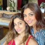 Shilpa Shetty Instagram - And my Tunki is back yaaay 🎉🎉🎉♥️♥️🧿🧿 You not gonna be able to get out of this tight SQUEEZE 🤗🤗😈@shamitashetty_official . Welcome home ♥️ #sisterlove #sister #bosslady #sistersquad