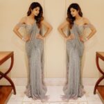 Shilpa Shetty Instagram - All dolled up for the red carpet.. Outfit: @falgunishanepeacockindia Jewels: @mahesh_notandass Make up @ajayshelarmakeupartist Hair @sheetal_f_khan Styled by @sanjanabatra Assisted by @shikha_14 Managed by @bethetribe #vintageglam #sari #glittering #diamonds #glam #instagood #gratitude #hirugoldenfilmawards2018 #srilankadiaries