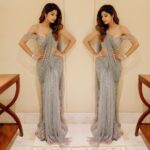 Shilpa Shetty Instagram – All dolled up for the red carpet..
Outfit: @falgunishanepeacockindia
Jewels: @mahesh_notandass
Make up @ajayshelarmakeupartist 
Hair @sheetal_f_khan 
Styled by @sanjanabatra 
Assisted by @shikha_14
Managed by @bethetribe 
#vintageglam #sari #glittering #diamonds #glam #instagood #gratitude #hirugoldenfilmawards2018 #srilankadiaries