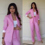 Shilpa Shetty Instagram – At the #hirugoldenfilmawards2018 #pressconference in #srilanka 
Suit @sandroparis 
Crop top @topshop
Necklaces @forever21
Make up @ajayshelarmakeupartist 
Hair @sheetal_f_khan 
Styled by @sanjanabatra 
Assisted by @akanksha_kapur 
Managed by @bethetribe
#crisp #pink #srilankadiaries  #bosslady