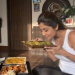 Shilpa Shetty Instagram – It’s #sunday and it’s #bajiya #binge …Avoid eating #friedfoods as a #lifestylemodification so this is a real treat😬All kinds…nothing like Crispy onion, potato, spinach and Ajwainleaves with fresh #mintchutney .. I’ve earned it so it’s #guilt free.. 10 #suryanamaskars , 3 sets of #squats , 1minute #plank and 20 minute cycling .. That’s for tomw .. so living it up today😬💪 #sundaybinge #crispy #satiated #sundaysbelike #familytime #calories