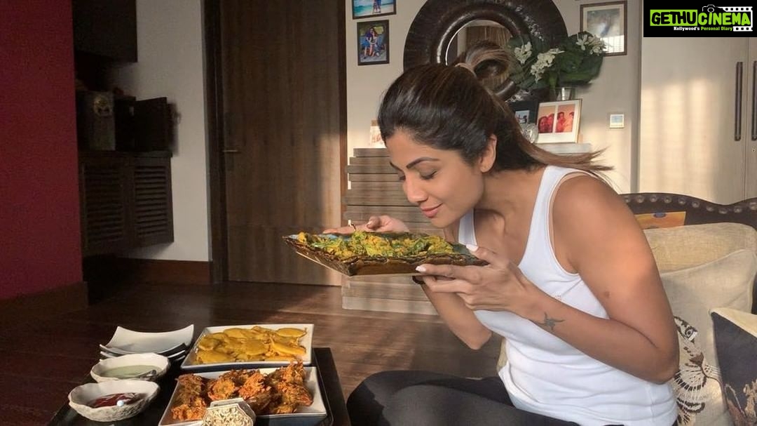 Shilpa Shetty Instagram - It’s #sunday and it’s #bajiya #binge ...Avoid eating #friedfoods as a #lifestylemodification so this is a real treat😬All kinds...nothing like Crispy onion, potato, spinach and Ajwainleaves with fresh #mintchutney .. I’ve earned it so it’s #guilt free.. 10 #suryanamaskars , 3 sets of #squats , 1minute #plank and 20 minute cycling .. That’s for tomw .. so living it up today😬💪 #sundaybinge #crispy #satiated #sundaysbelike #familytime #calories