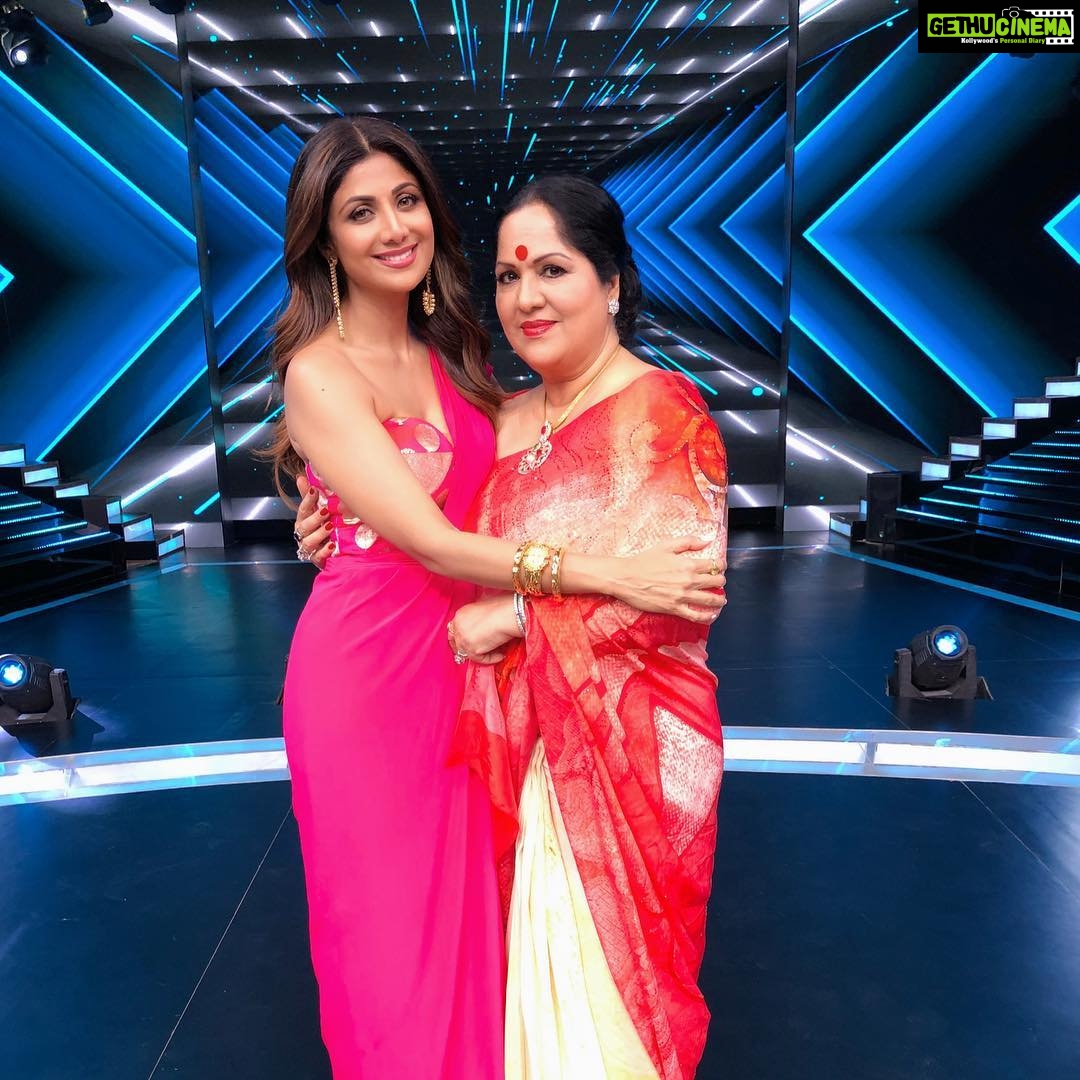 Shilpa Shetty Instagram - Shot with the #beauty @sunandashetty10 my mom for #danceplus4 .Made some unforgettable #memories .Thankyou my friends @tranjeet @remodsouza and @starplus for all the love “ #plus” happiness. What a laugh riot 😂 a must watch episode.. #shootlife #momsarethebest #unconditionallove #instagood #laughs