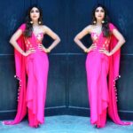 Shilpa Shetty Instagram – Draped in this gorgeous pink saree by @shantanunikhil
Jewelry: @flowerchildbyshaheenabbas
Styled by: @sanjanabatra
Assisted by: @akanksha_kapur
Makeup: @ajayshelarmakeupartist
Hair: @sheetal_f_khan
Photograph: @tushar.b.official
Managed by: @bethetribe

#ootd #prettyinpink #saree #shootlife #bts #workmode #lotd