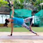 Shilpa Shetty Instagram - It is so important to start your day with the right frame of mind. Honestly, for me, nothing works better than Yoga when I need to delve into a day or week full of activities with a clear head and a rather high level of energy. The Eka pada Vasisthasana, or the one-legged side plank, works very well to help improve balance, concentration, and focus. It also helps strengthen and improve flexibility in wrist; while strengthening the forearms, shoulders, and spine. It also works on strengthening & toning the obliques, and stabilising the core. This routine helps me start off my day on an energetic note. Share it with someone who you think needs it 🧘🏻‍♀️❤️ @simplesoulfulapp . . . . . #MondayMotivation #SwasthRahoMastRaho #SSApp #SimpleSoulful #yoga #yogasehihoga #FitIndiaMovement #FitIndia #staysafe #maskup