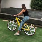 Shilpa Shetty Instagram – Look what arrived today💃🏽🚲 😬#New way to #beingfit with my new #beinghuman #e #cycle…Thaaaankyouuuuuu . @beingsalmankhan (better late than never😜) This is a great idea 🤗👌💪#instapic #amaze. #ecofriendly #cycling #stayfit #surprise #balancing 
Ps: This is #notanad .Just a #happy #proud #friend 😇😬