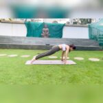 Shilpa Shetty Instagram - Sometimes, the simplest of things are the most beneficial. The humble Suryanamaskara may seem rather easy, but works perfectly & effectively on the entire body. This variation, known as the Dynamic Suryanamaskara, helps increase shoulders-and-core strength, improves blood circulation, and strengthens the erector spinae muscles. Additionally, it also stretches the hamstring and improves flexibility, reducing stress and anxiety. Isn’t it an all-in-one package? Do try it out and prepare yourself for the day & week ahead! Swasth Raho, Mast Raho 💪 🧘🏻‍♀️ . . . . . #MondayMotivation #SwasthRahoMastRaho #SSApp #SimpleSoulful #yoga #yogasehihoga #yogisofinstagram #FitIndiaMovement #FitIndia #SuryaNamaskara