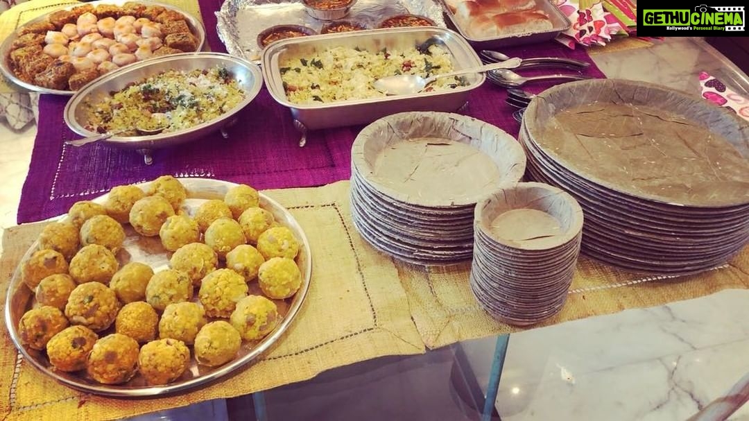Shilpa Shetty Instagram - Doing my rounds of Ganpati darshan today my alibi for ( quite a) few calories😅 At my friend @smruti.shinde4271 home and gorged on some yummy maharashtrian delicacies .Worth a change in #sundaybinge.. Those #ladoos were homemade packed a few shamlessly 😂😅🤣 When u binge do it #guiltfree 😎Ganpati Bappa Moriya. #missal #vadapao #mohanthaal #khaja #poha #homemade #ladoo #sweettooth #festivities #instagood