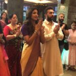 Shilpa Shetty Instagram - The high energy during the #aarti is inexplicable ..There’s something about people placing unquestioned “faith” with all their heart and soul with positivity,whether it be an idol or in the universe...it will “manifest”.. Heres wishing all your wishes manifest .. just keep the faith.. unconditionally 🙏😇 #ganeshchaturthi #ecofriendly #faithmakestheworldgoround #instagood #celebration #gratitude #positivity Sweet Home