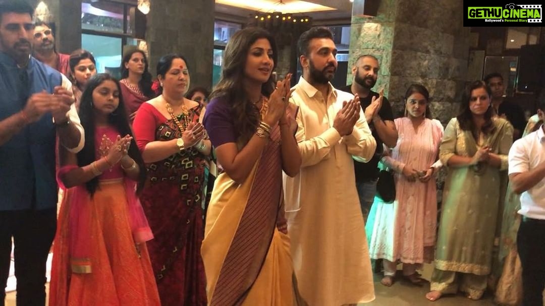 Shilpa Shetty Instagram - The high energy during the #aarti is inexplicable ..There’s something about people placing unquestioned “faith” with all their heart and soul with positivity,whether it be an idol or in the universe...it will “manifest”.. Heres wishing all your wishes manifest .. just keep the faith.. unconditionally 🙏😇 #ganeshchaturthi #ecofriendly #faithmakestheworldgoround #instagood #celebration #gratitude #positivity Sweet Home