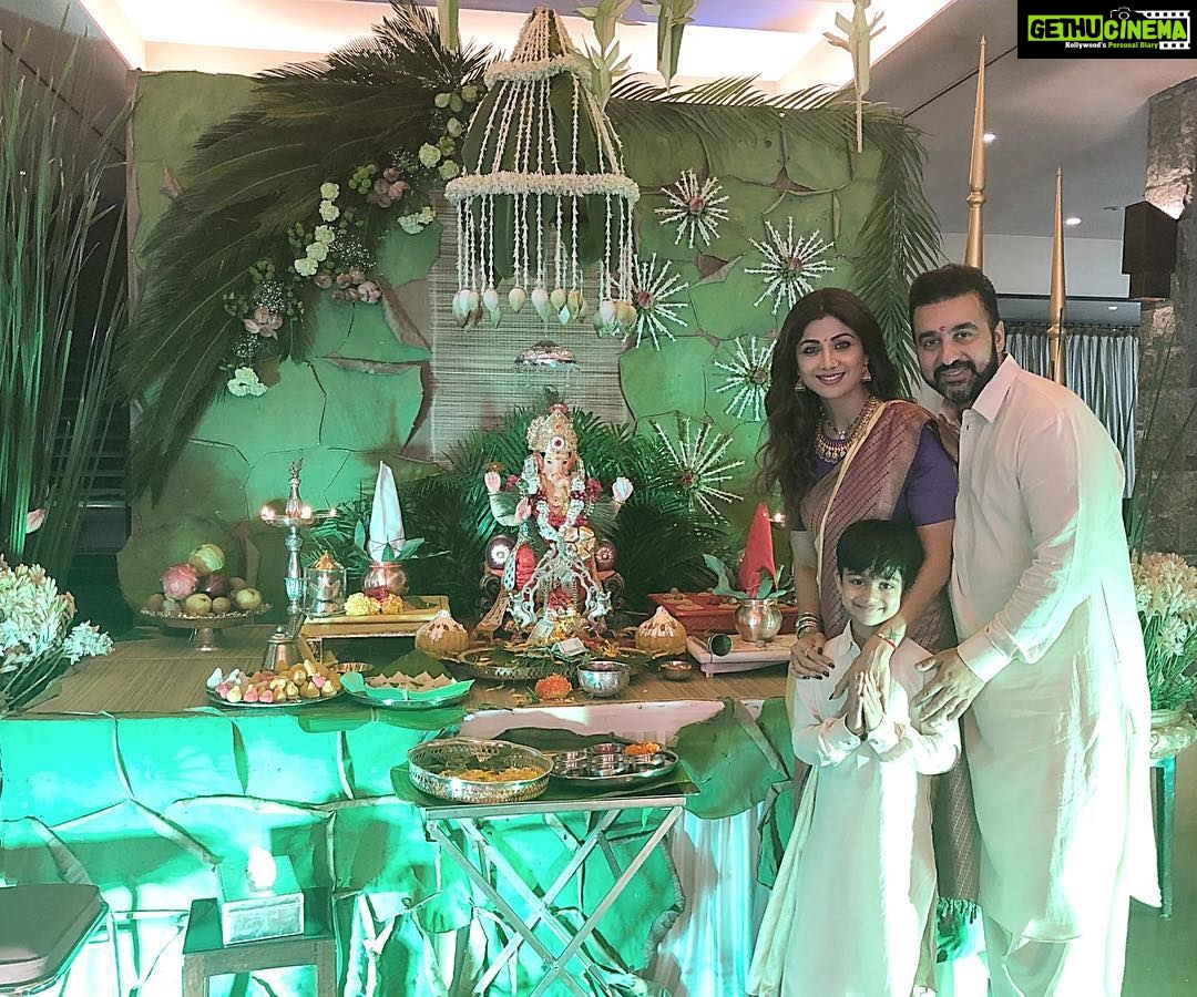 Shilpa Shetty Instagram - Om Shree Ganeshaya namah 🙏. Our Gannu Raja is back😬😇 Happy Ganesh Chaturti to my #instafam. . May all the obstacles be removed and you all be blessed with success and happiness 🙏#celebrationtime #festival #ganeshchaturthi #familytime #lordofsuccess #instagood